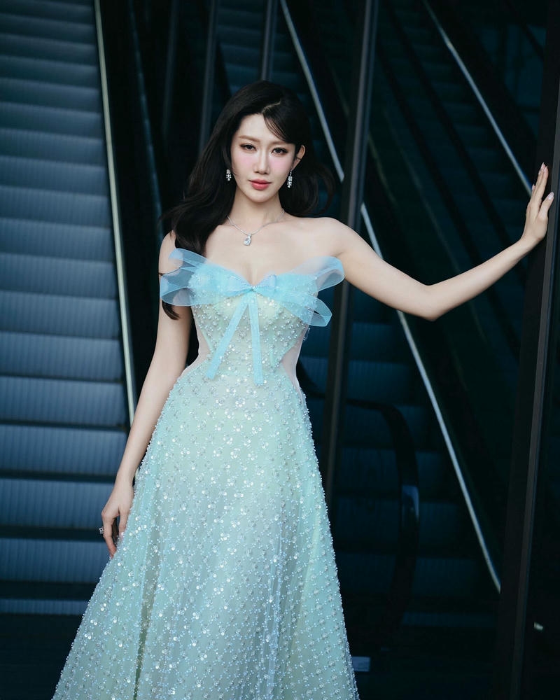 Thuý Ngân sexy nổi bật bởi nét duyên tinh tế