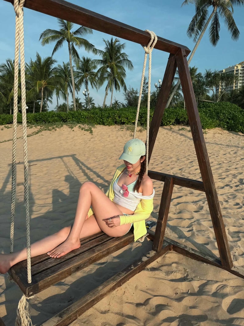 Thuý Ngân sexy sở hữu phong thái tự tin
