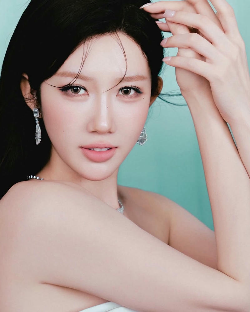 Thuý Ngân sexy thể hiện nét đẹp đầy duyên dáng