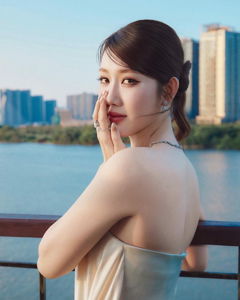 Thuý Ngân sexy thể hiện thần thái tự nhiên rạng ngời