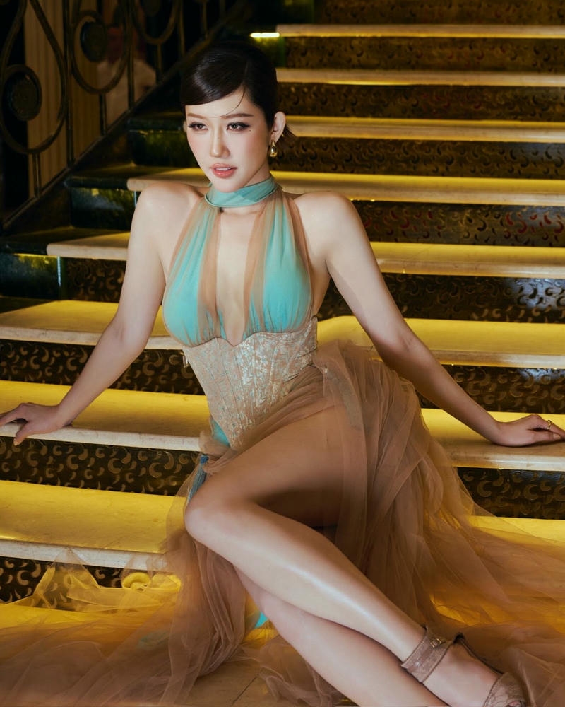 Thuý Ngân sexy với phong cách trẻ trung quyến rũ