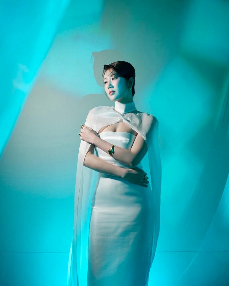 Vẻ đẹp Thuý Ngân sexy cùng thần sắc rạng rỡ