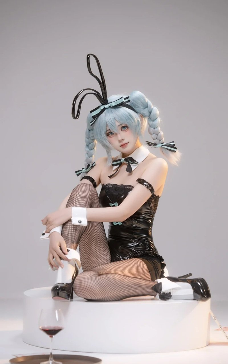 gái xinh cosplay thỏ đen 31