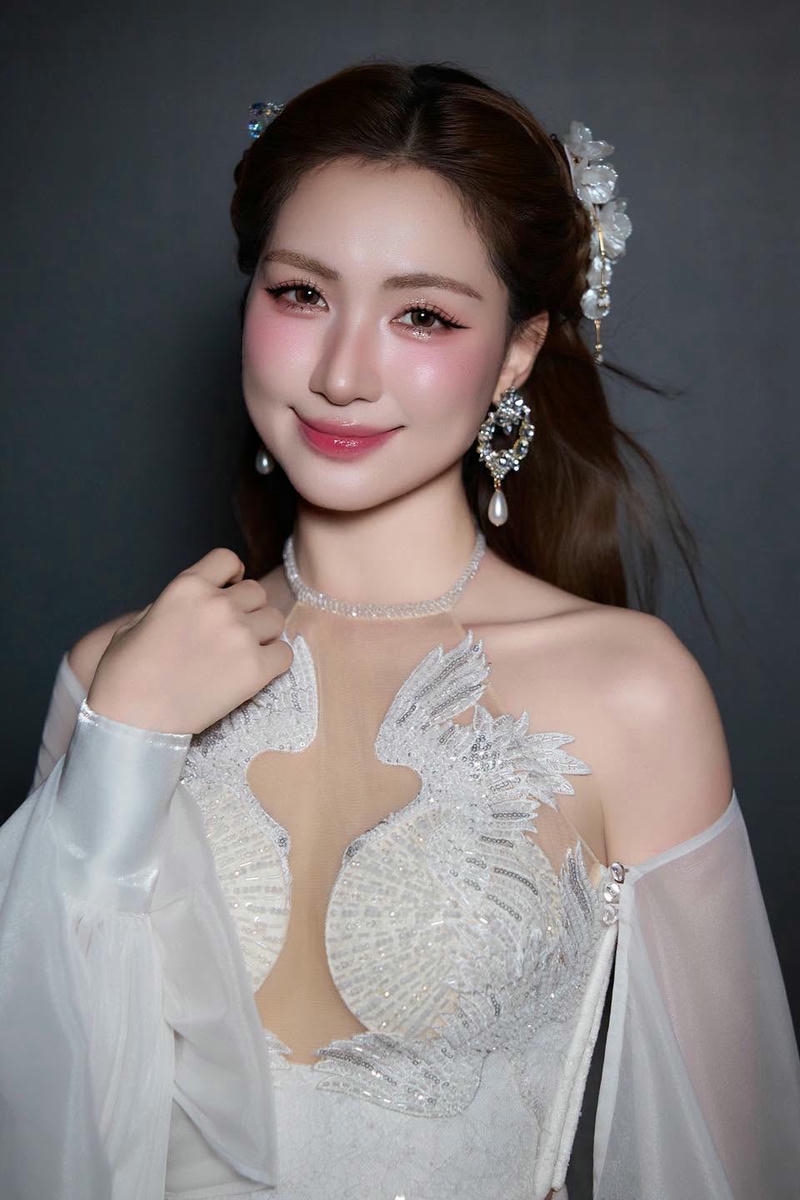 Ảnh Hoà Minzy bikini có diện mạo thanh tú