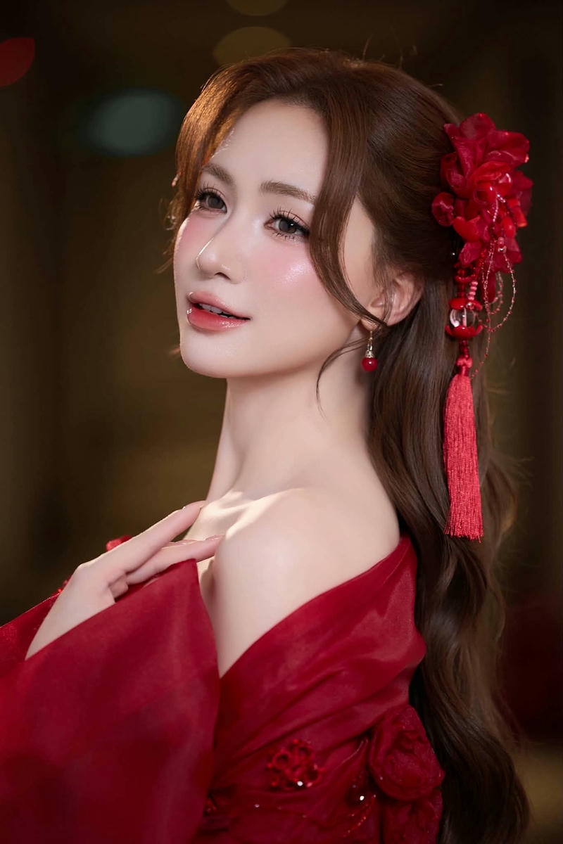 Ảnh Hoà Minzy bikini có diện mạo xinh xắn