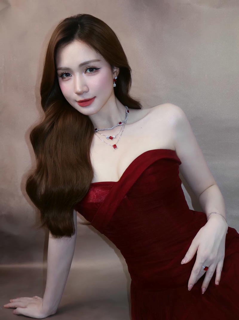 Ảnh Hoà Minzy bikini mang phong cách nữ tính