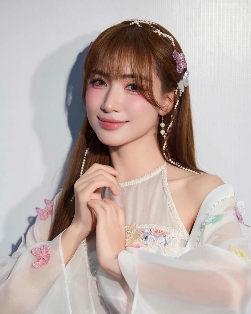 Ảnh Hoà Minzy bikini mang phong thái nữ tính