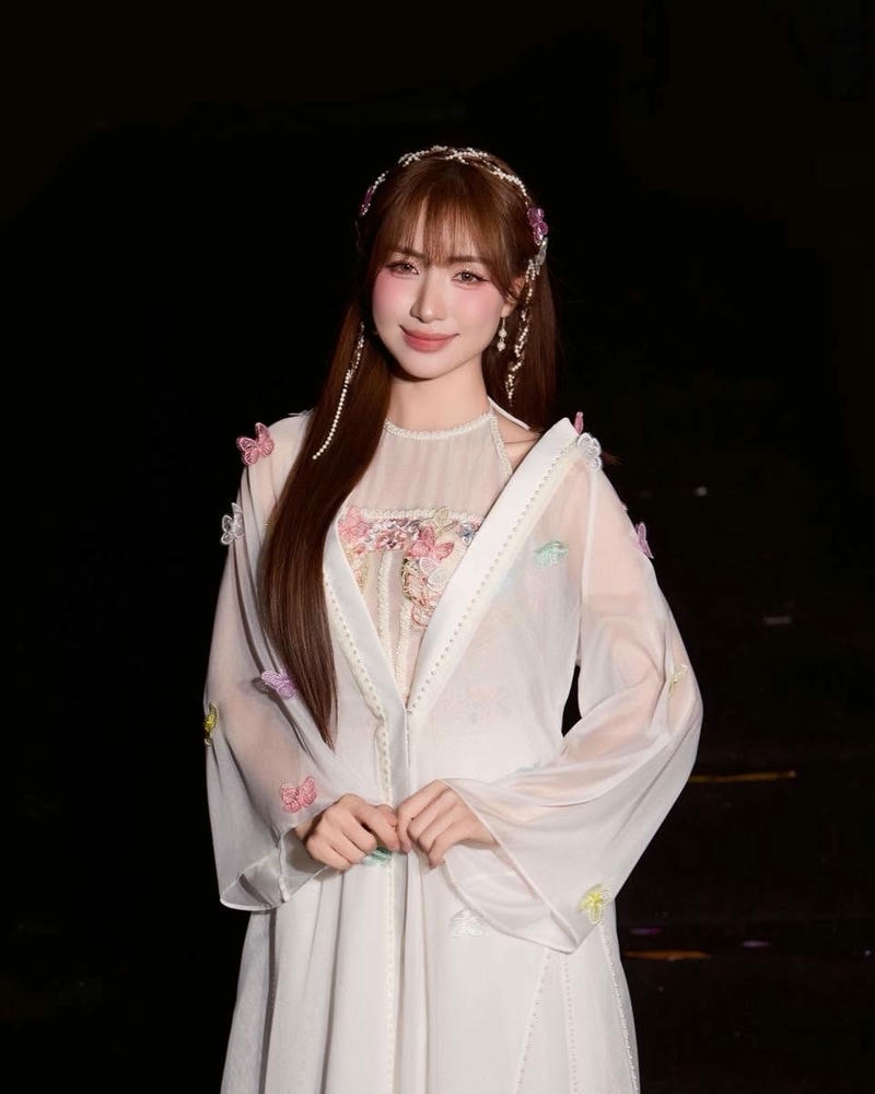 Ảnh Hoà Minzy bikini với diện mạo đáng yêu