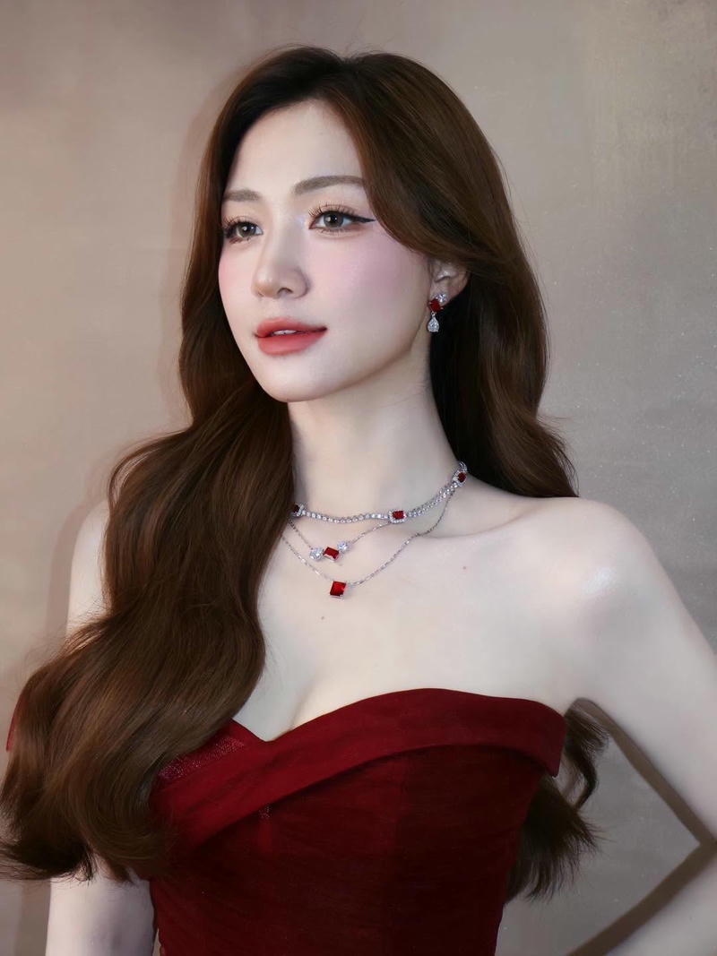 Ảnh Hoà Minzy bikini với diện mạo nổi bật
