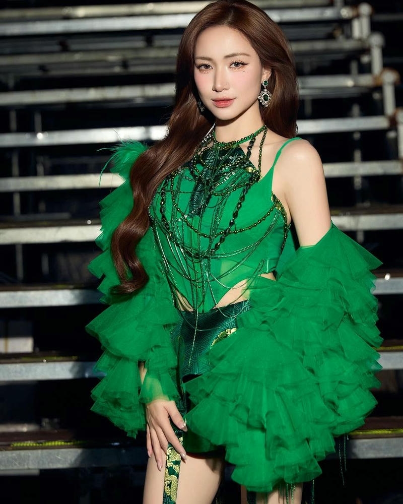 Ảnh Hoà Minzy diện bikini mang nét duyên dáng