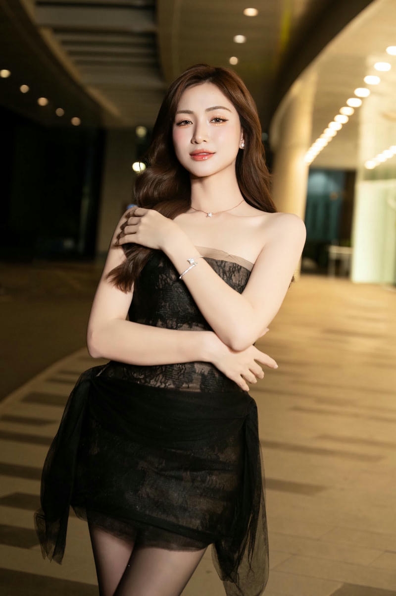 Ảnh Hoà Minzy trong bikini mang thần thái tự nhiên