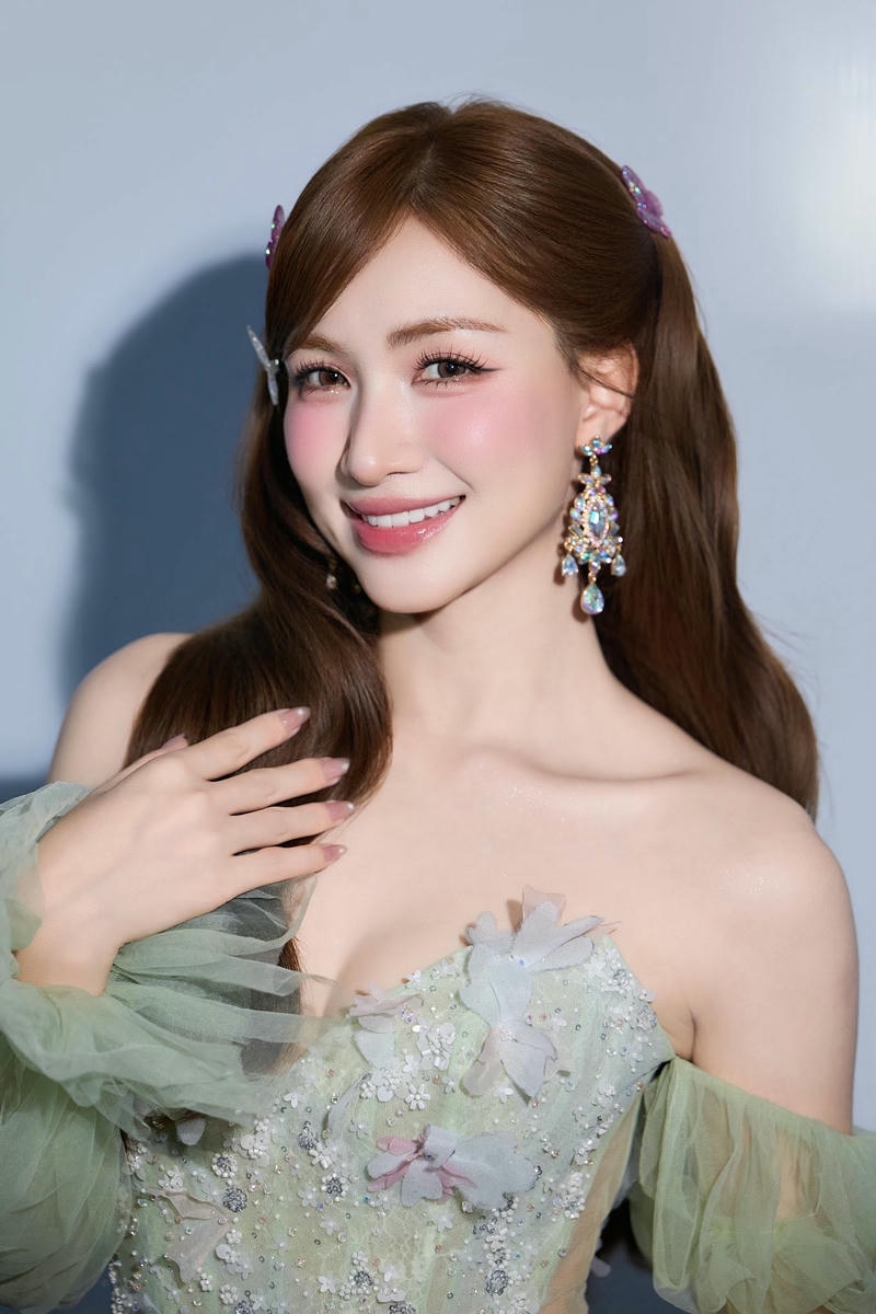 Ảnh Hoà Minzy với trang phục bikini nữ tính