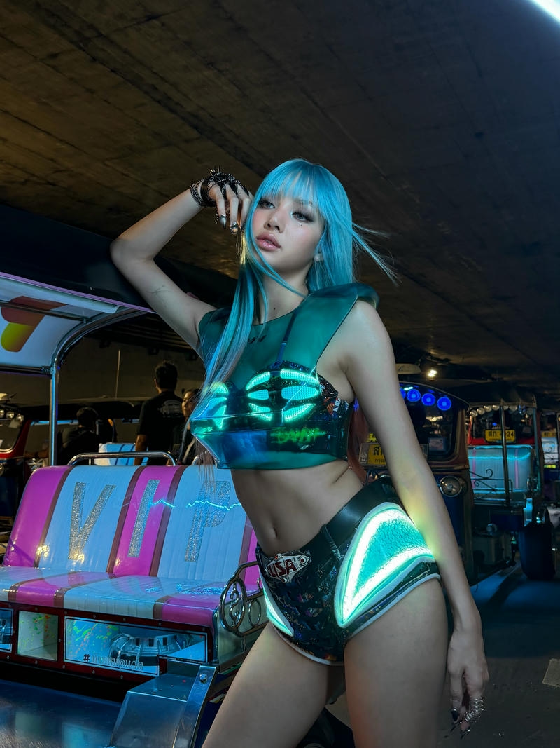 Ảnh Lisa diện bikini mang nét đẹp thanh tú