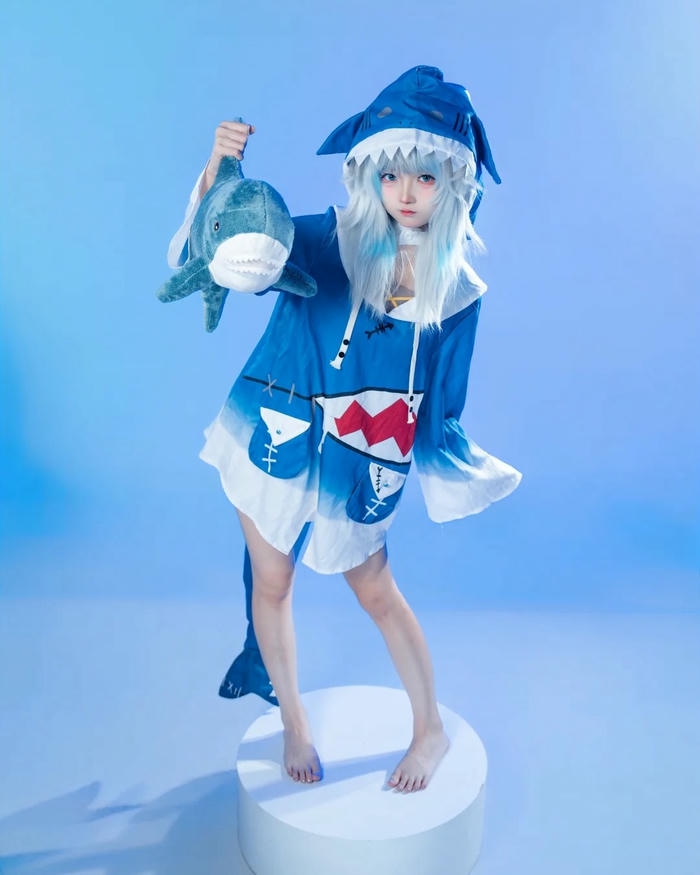 Ảnh Yaoyaoqwq cosplay Gura có thần thái tươi tắn