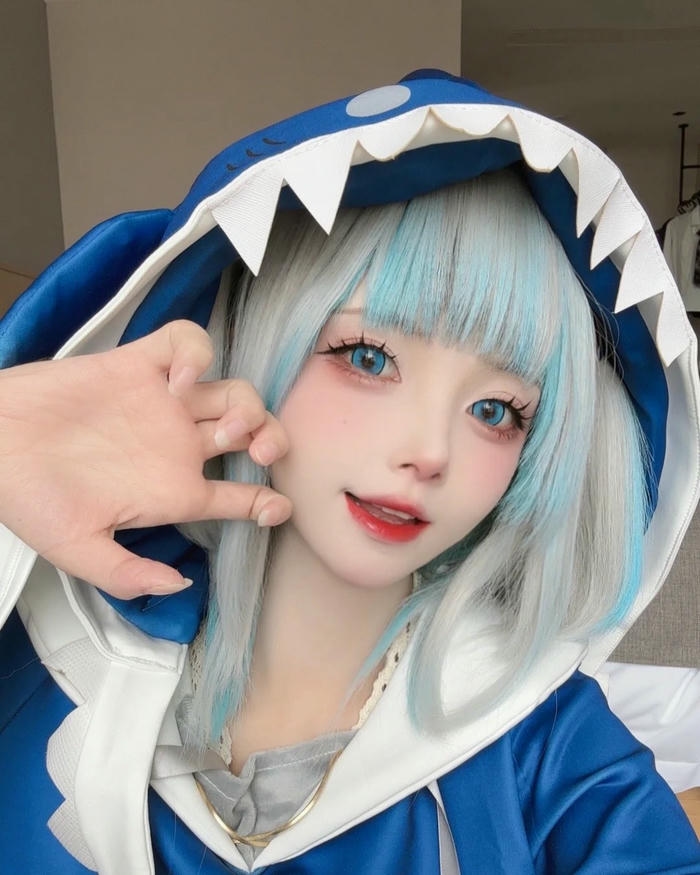 Ảnh Yaoyaoqwq cosplay Gura mang phong thái duyên dáng