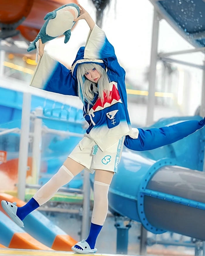 Ảnh Yaoyaoqwq cosplay Gura mang tạo hình tinh nghịch