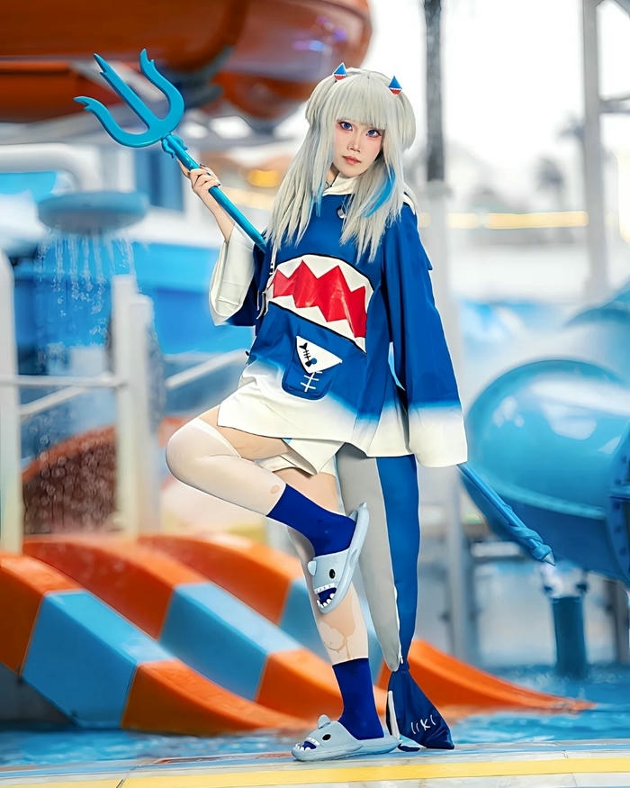 Ảnh Yaoyaoqwq cosplay Gura với phong cách trẻ trung