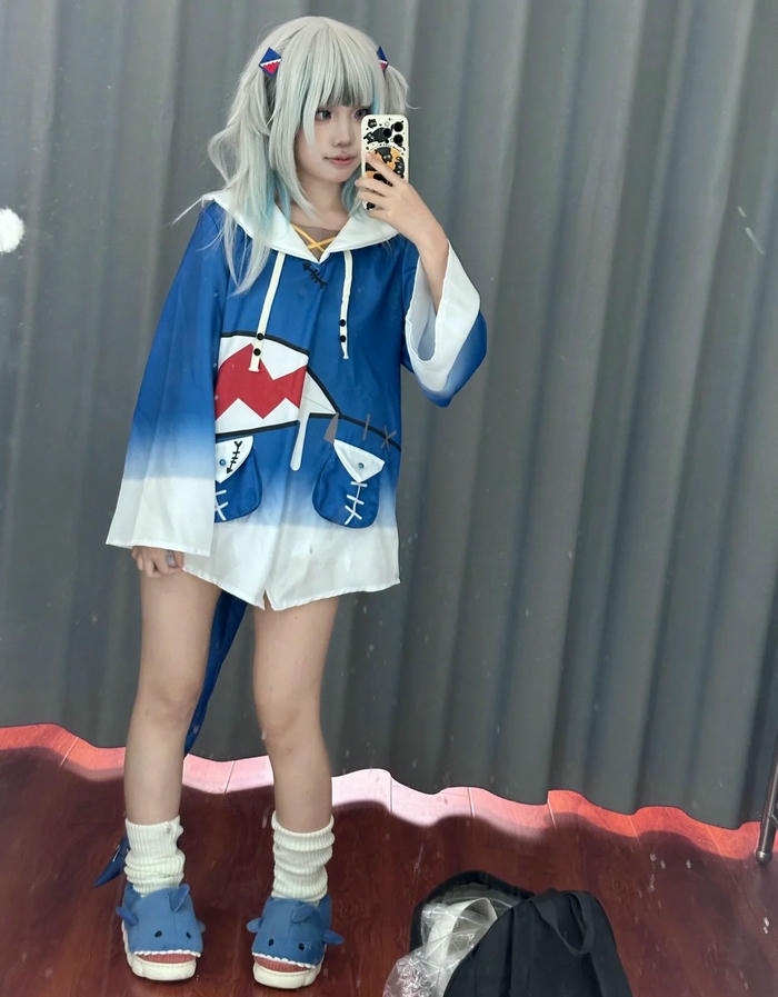 Ảnh Yaoyaoqwq cosplay Gura với vẻ ngoài nổi bật