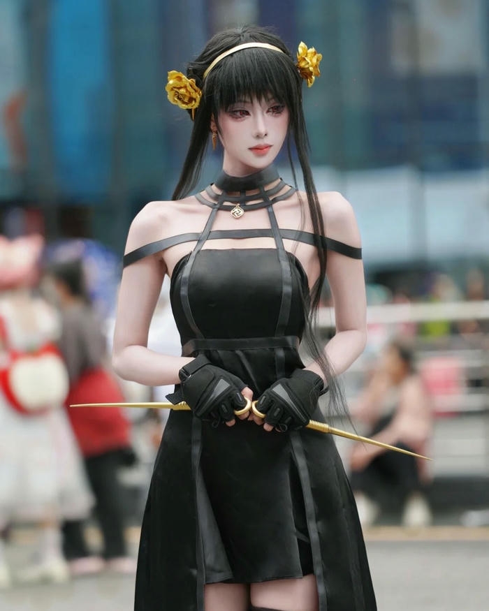 Ảnh Yor Forger cosplay mang vẻ đẹp sắc sảo