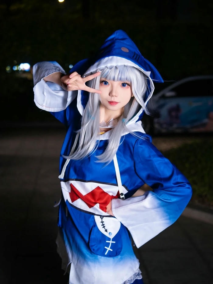Ảnh cosplay Gura do Yaoyaoqwq thể hiện duyên dáng