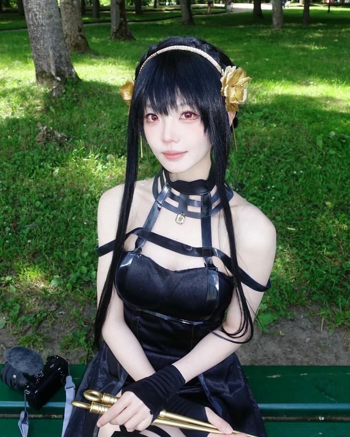 Ảnh cosplay Yor Forger mang thần thái nổi bật