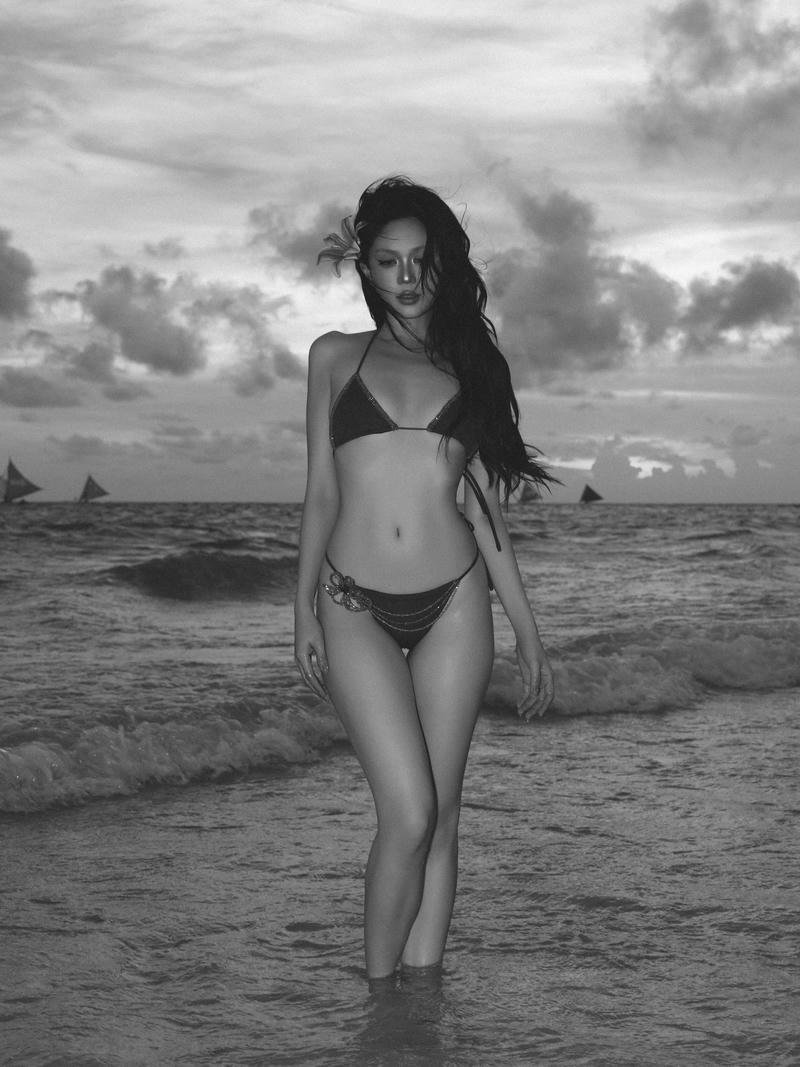 Ảnh người đẹp Ngọc Trinh trong bikini nổi bật
