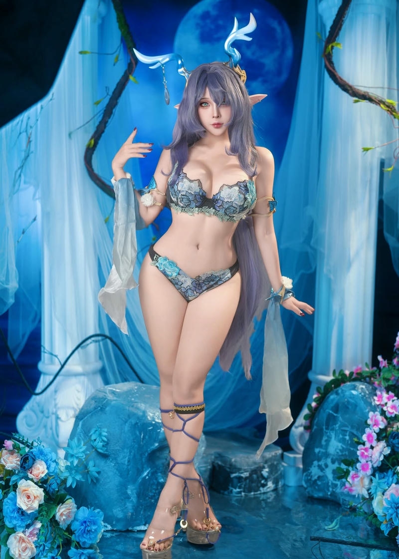 Cosplay khoe hàng gợi cảm tinh tế cuốn hút