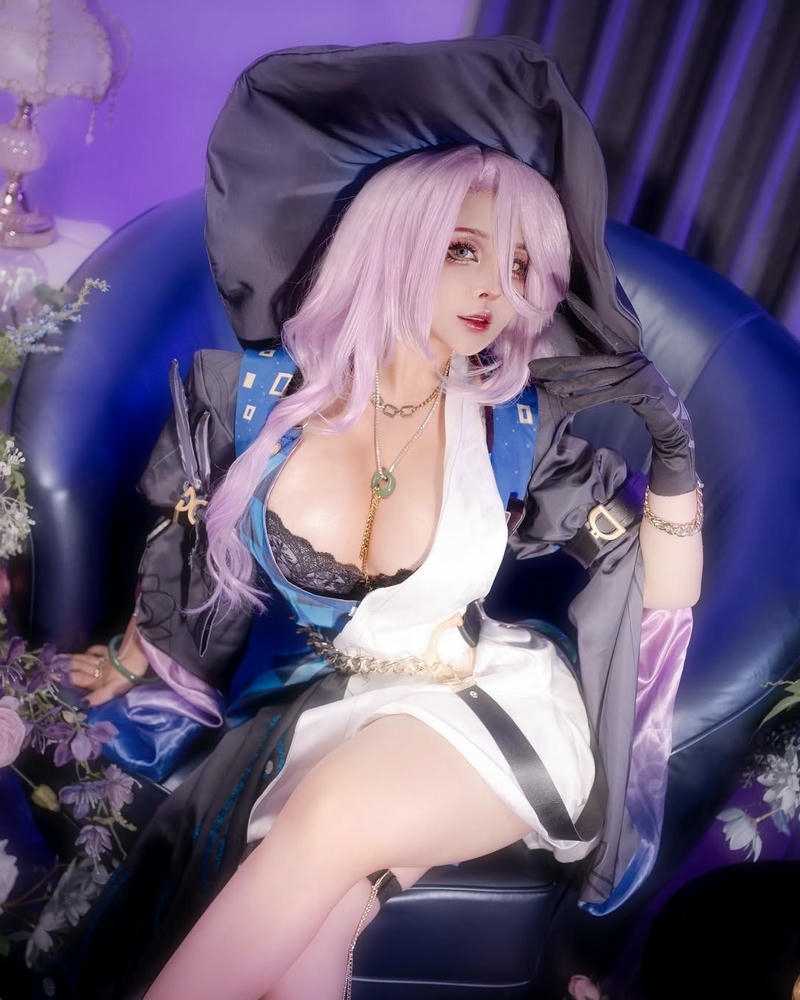 Cosplay khoe hàng hoàn hảo gợi cảm sống động