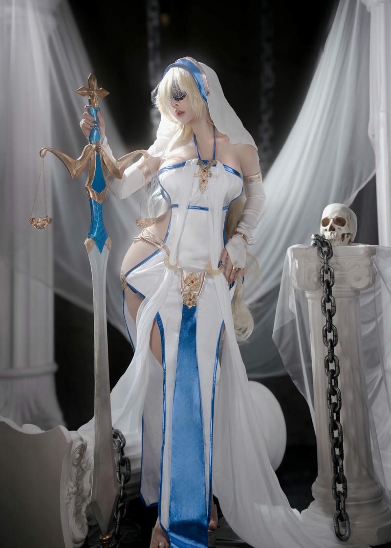 Cosplay khoe hàng sáng tạo cân đối sắc sảo