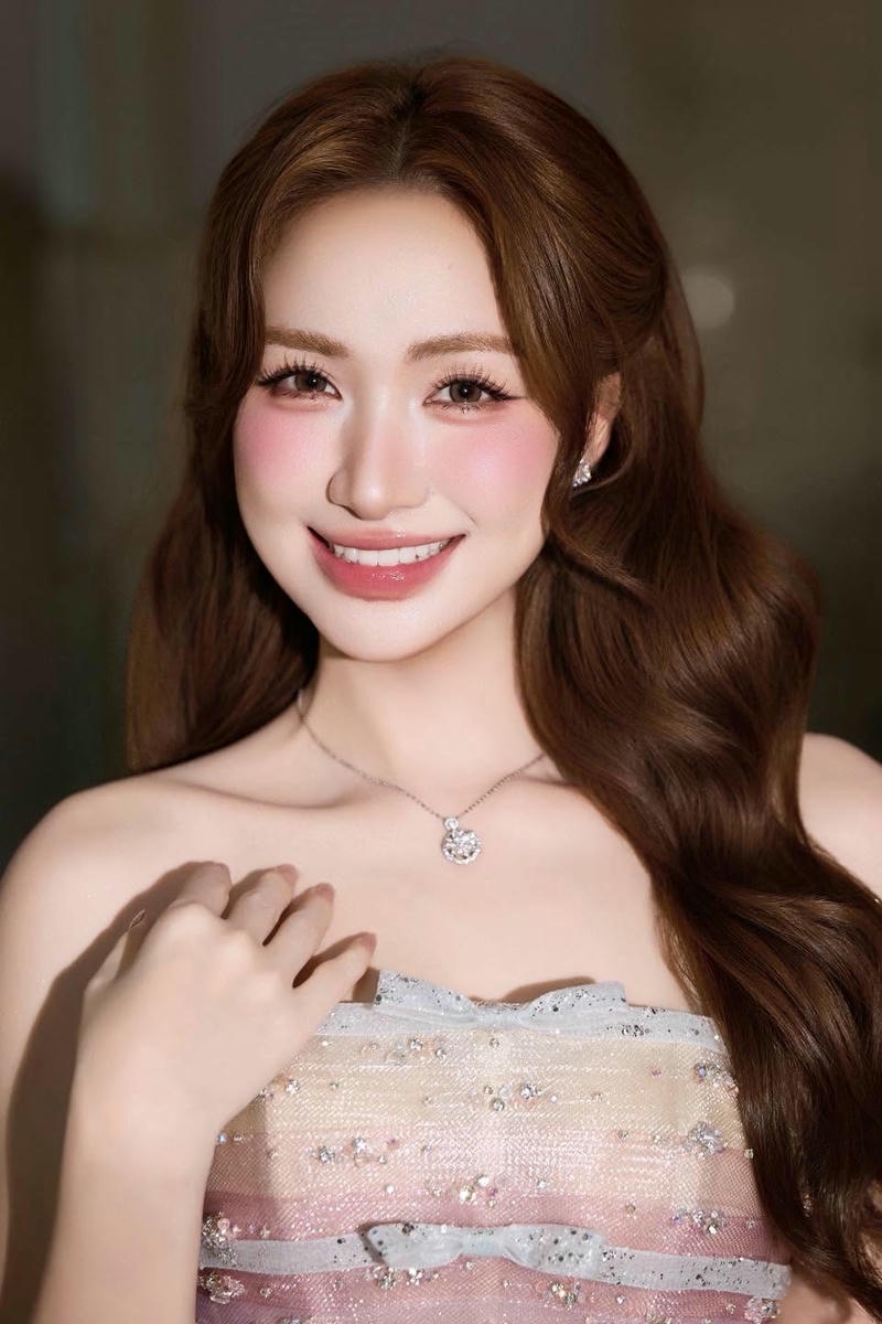 Hình Hoà Minzy diện bikini có vẻ ngoài rạng rỡ