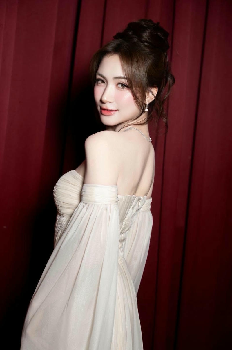 Hình Hoà Minzy mặc bikini với diện mạo nổi bật