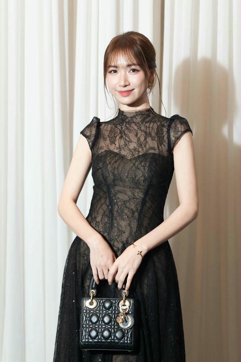 Hình Hoà Minzy mặc bikini với phong cách trẻ trung