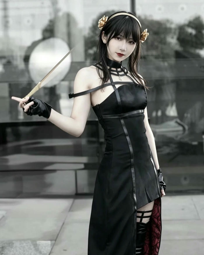 Hình Yor Forger cosplay mang vẻ ngoài thanh tú