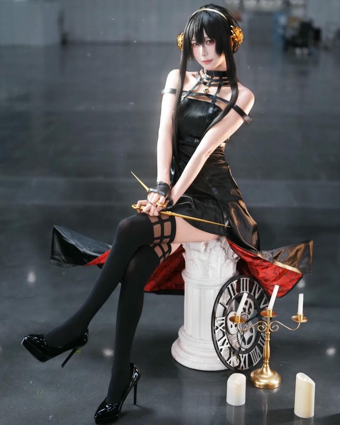Hình Yor Forger cosplay với tạo hình nữ tính