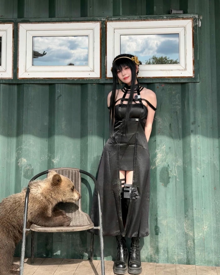 Hình Yor Forger với phong cách cosplay thanh lịch