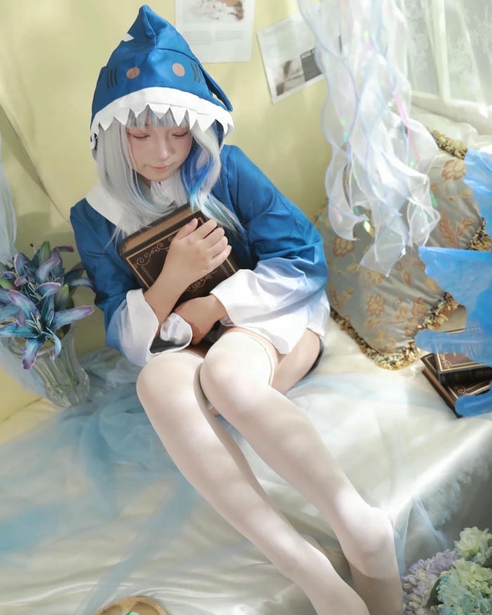 Hình ảnh Yaoyaoqwq cosplay Gura đầy nét tinh nghịch
