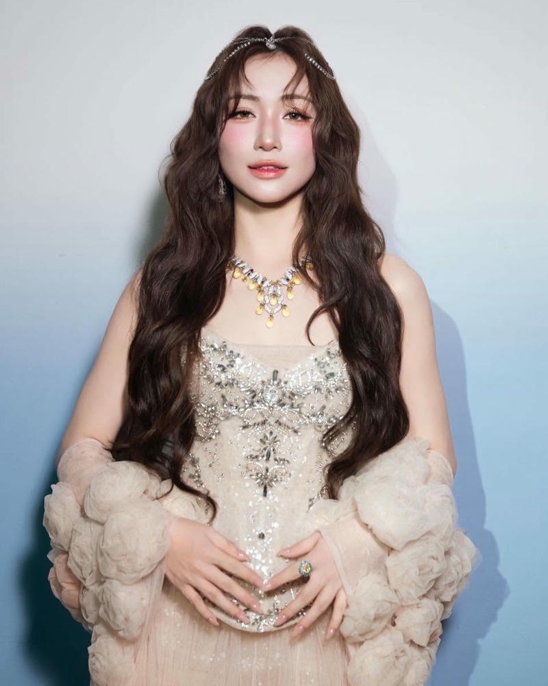 Hình ảnh nữ ca sĩ Hoà Minzy mặc bikini