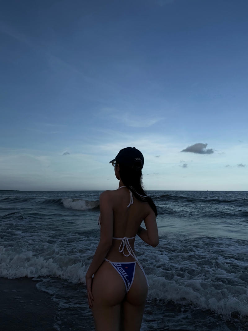 Jun Vũ Bikini cùng ánh nhìn tự tin nổi bật