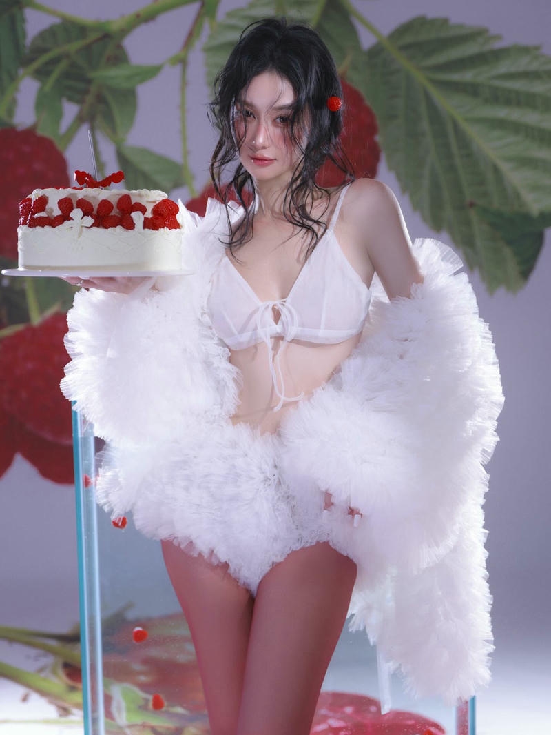 Jun Vũ Bikini cùng diện mạo trẻ trung nổi bật