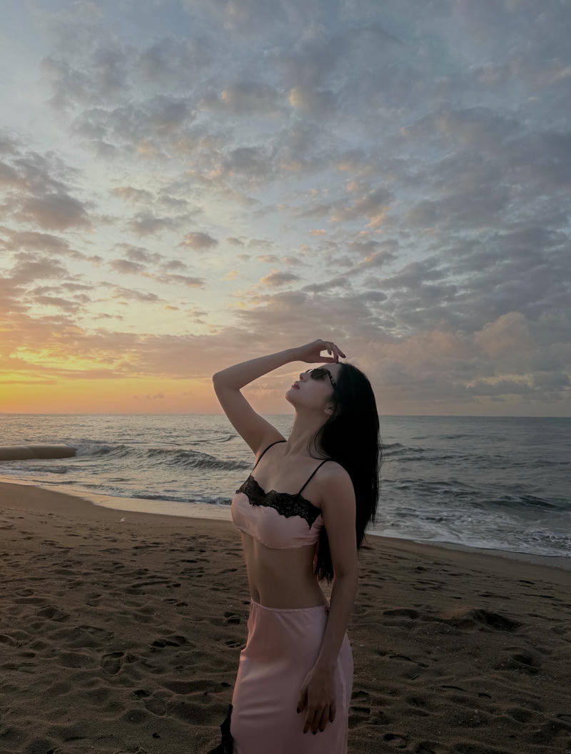 Jun Vũ Bikini mang phong thái sang trọng duyên dáng