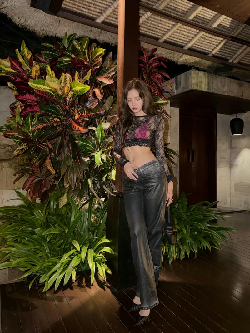 Lisa bikini có phong cách hiện đại cuốn hút