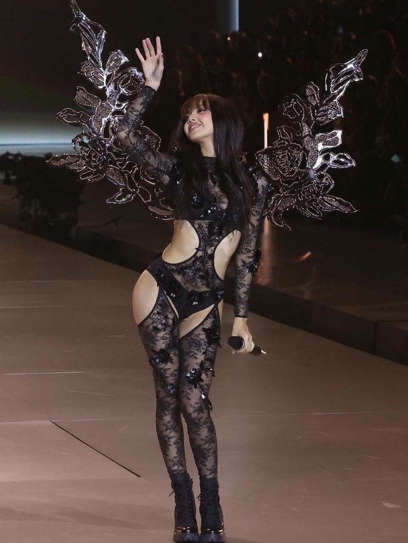 Lisa bikini với phong thái nữ tính cuốn hút
