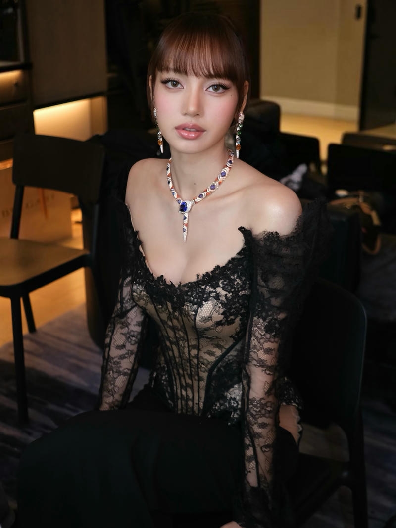 Lisa bikini với vẻ ngoài duyên dáng tự nhiên