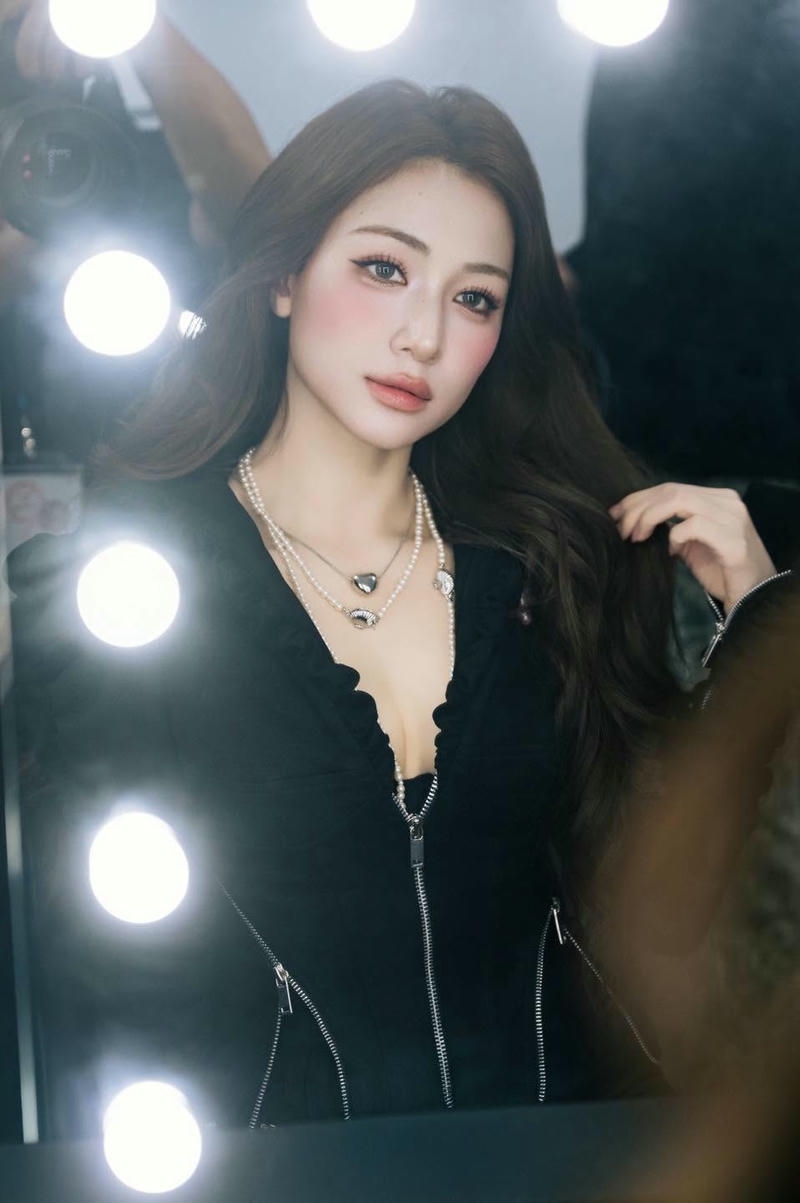 Mẫu ảnh Hoà Minzy mặc bikini đầy tươi tắn