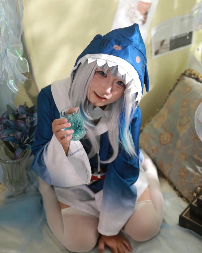 Mẫu cosplay Gura của Yaoyaoqwq với diện mạo xinh