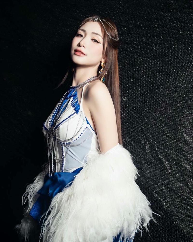 Mẫu hình Hoà Minzy diện bikini xinh xắn