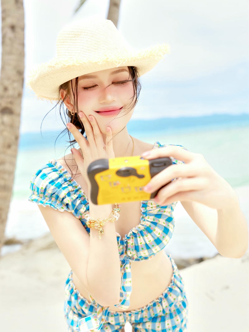 Ngọc Trinh bikini mang nét đẹp sang trọng cuốn hút