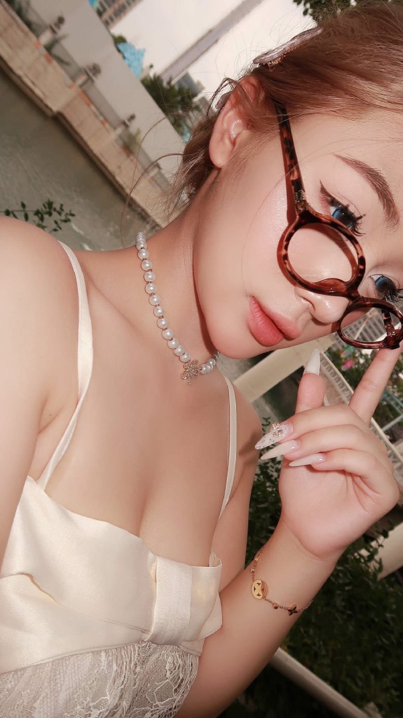 Trần Hà Linh bị dí 11