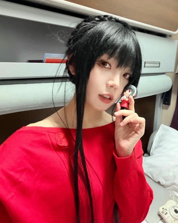 Yor Forger cosplay có nét đẹp nữ tính dịu dàng