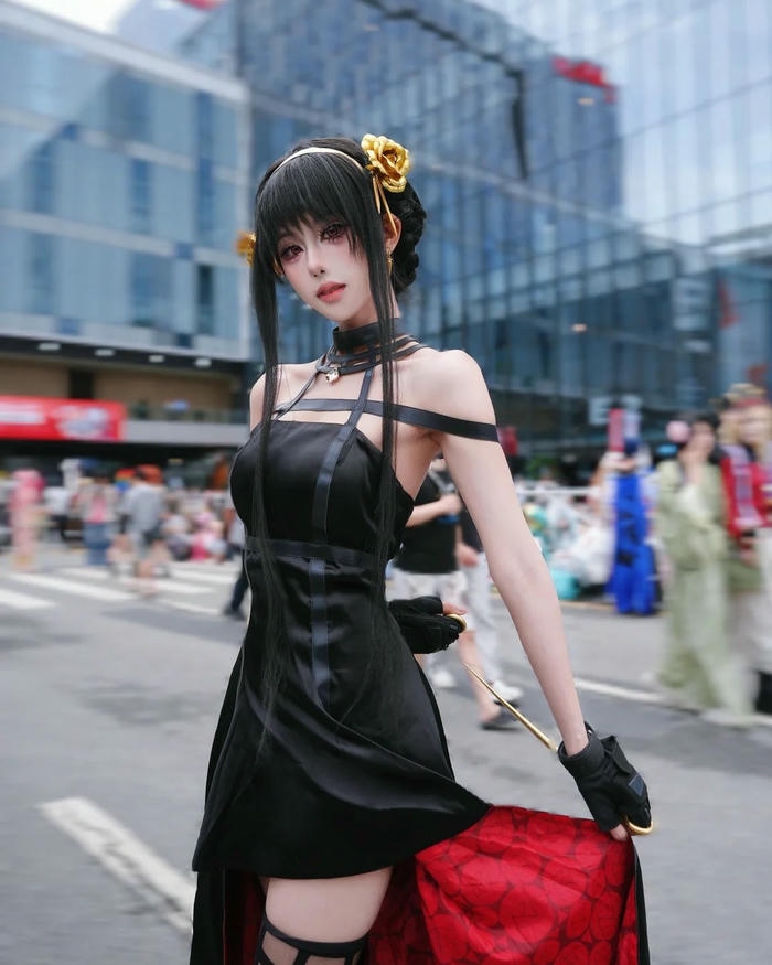 Yor Forger cosplay có nét mặt thanh tú đáng yêu
